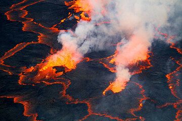 Exploding lava lake bubbles (Photo: Yashmin Chebli)