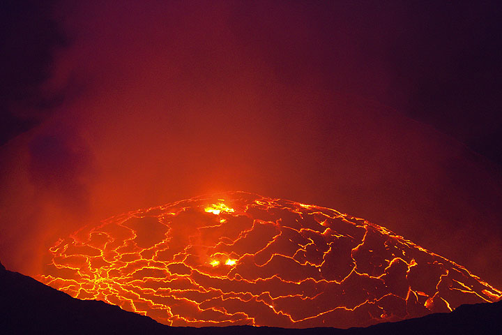 Lueur rouge nocturne de la lave bouillante en juillet 2015. Le plus grand lac de lave constante du monde se trouve à quelques 100 cm sous le bord de la caldeira sommitale du Nyiragongo, en République démocratique du Congo. (Photo: Yashmin Chebli)