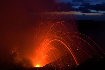 Éruption à Yasur (Photo: Yashmin Chebli)