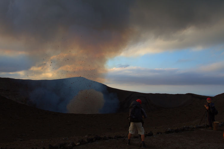 On the crater rim of Yasur in the evening (Photo: Yashmin Chebli)