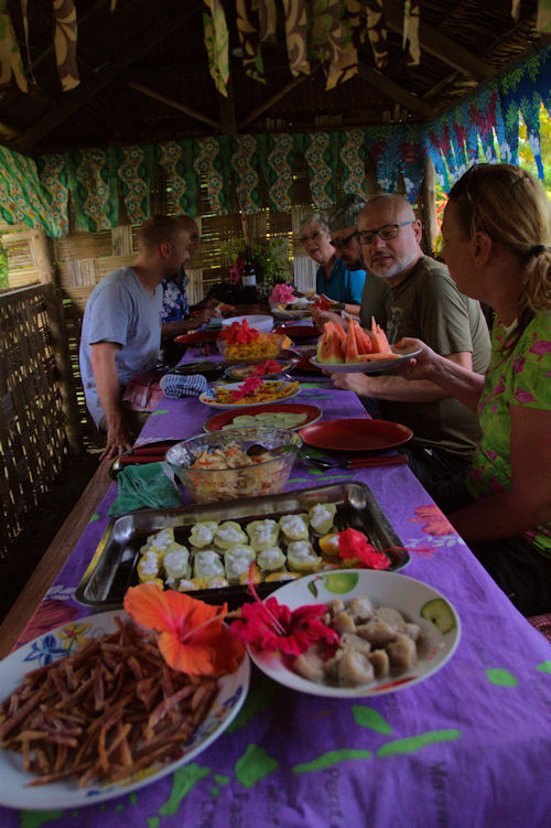 Déjeuner en maison d'hôtes sur Ambrym (Photo: Yashmin Chebli)