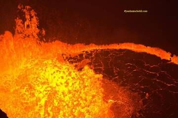 Benbow lava lake / Yashmin CHEBLI 2014
the increased activity was livened up by magnificient lava fountains and by the waves of lava such of the ocean surfs in fury.

BENBOW092014_1035r.jpg (Photo: Yashmin Chebli)