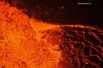 Benbow lava lake / Yashmin CHEBLI 2014
the increased activity was livened up by magnificient lava fountains and by the waves of lava such of the ocean surfs in fury.

BENBOW092014_1054r.jpg (Photo: Yashmin Chebli)