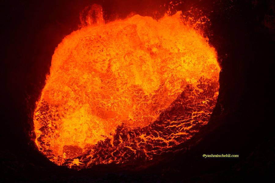 Marum lava lake / Yashmin CHEBLI 2014
Intense hot upwellings of magma rich in gas bubbles on the  lava lake surface (left side). a dynamic cooling crust (right side)
MARUM072014_0167r.jpg (Photo: Yashmin Chebli)