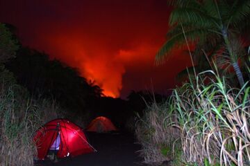 Nuestro camping y el brillo de la lava. (Photo: Yashmin Chebli)