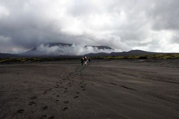 approche dans la plaine des cendres vers le complexe volcanique du Marum (Photo: Yashmin Chebli)