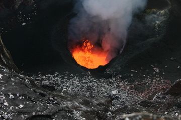 Lava lake in Benbow crater, Ambrym volcano (Vanuatu) in Sep 2010 (Photo: Yashmin Chebli)