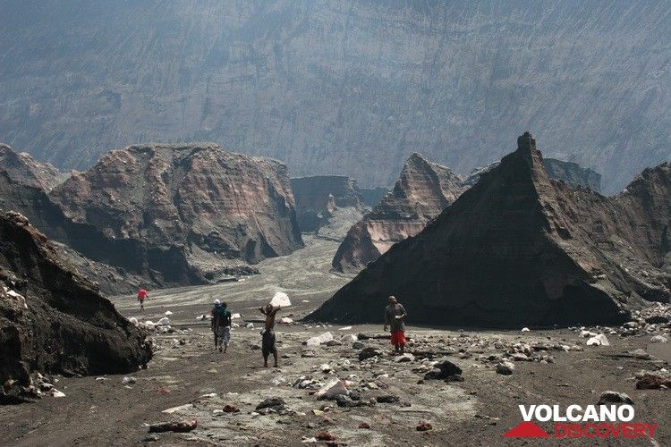 découverte des structures internes du cratère du volcan Benbow (Photo: Yashmin Chebli)