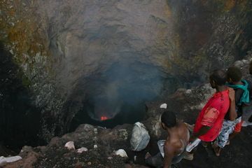 An einem der aktiven Krater des Benbow-Vulkans, Ambrym, Vanuatu (Photo: Yashmin Chebli)