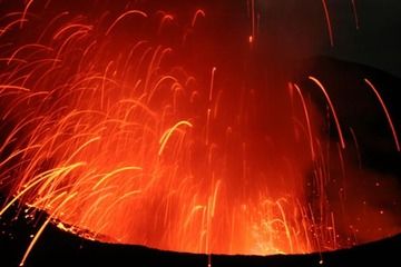 Forte éruption du volcan Yasur (Photo: Yashmin Chebli)