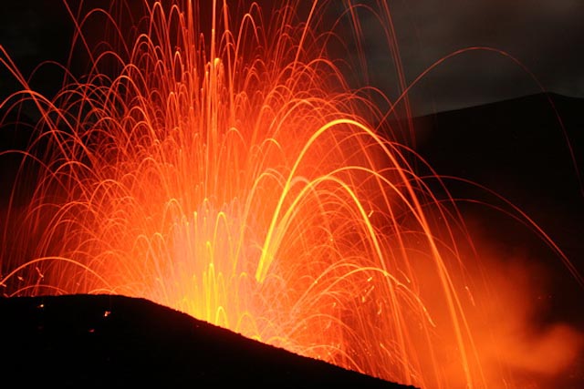 Activité strombolienne du volcan Yasur (Photo: Yashmin Chebli)