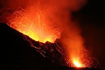 Yasur volcano's principal vents and the diaphragm dividing them (Photo: Yashmin Chebli)