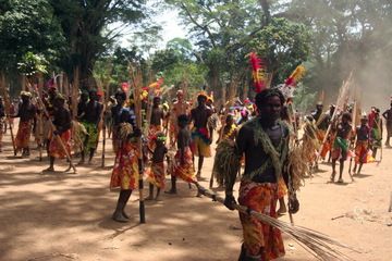 Groupe de danse présent à la cérémonie du TOKA sur l'île de Tanna fin septembre 2010 (Yashmin Chebli, Volcano Discovery) (Photo: Yashmin Chebli)