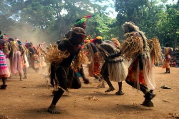 Danse traditionnelle représentant des combats lors de la cérémonie du TOKA sur l'île de Tanna fin septembre 2010 (Yashmin Chebli, Volcano Discovery) (Photo: Yashmin Chebli)