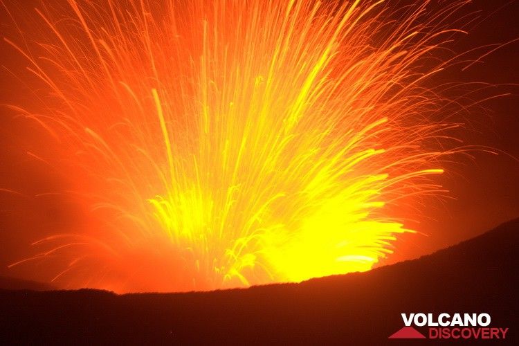 Activite strombolienne du Yasur en septembre 2010 (Y.Chebli, Volcano Discovery) (Photo: Yashmin Chebli)