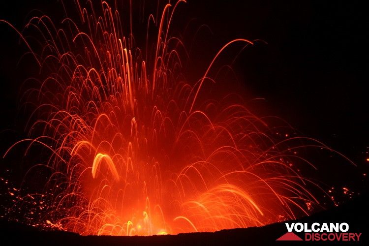 Gerbes incandescentes stromboliennes du volcan Yasur en septembre 2010 (Y.C Volcano Discovery) (Photo: Yashmin Chebli)