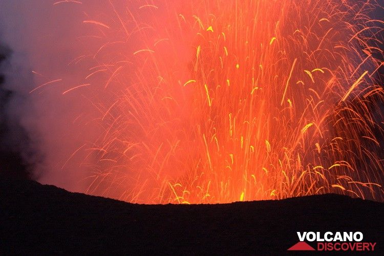 Eruption strombolienne du Yasur en septembre 2010 (Yashmin Chebli, Volcano Discovery) (Photo: Yashmin Chebli)