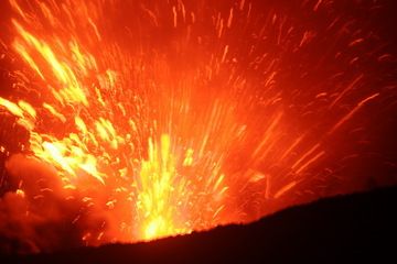 Forte activité strombolienne du 15 septembre 2010 (Yashmin Chebli, Volcano Discovery) (Photo: Yashmin Chebli)
