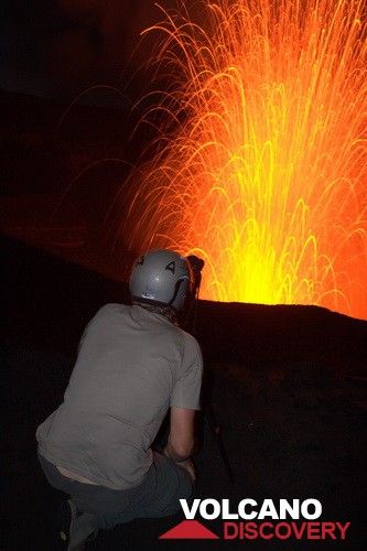 Observation de l'activité du Yasur en septembre 2010 (Y.Chebli, Volcano Discovery) (Photo: Yashmin Chebli)