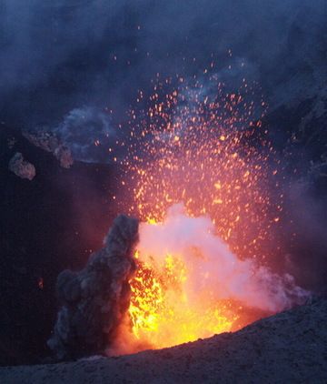 Eruption de panache et de gerbe incandescente strombolienne (Y.Chebli, Volcano Discovery) (Photo: Yashmin Chebli)