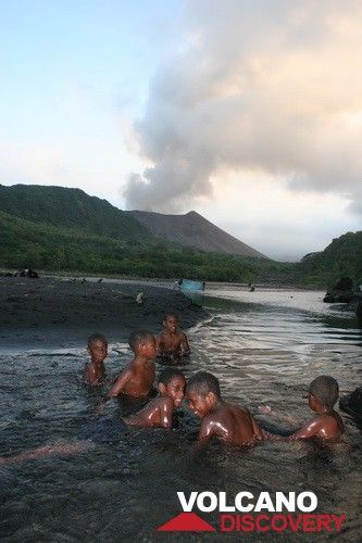 Eruption du volcan Yasur et les enfants d'Epikel jouant dans les bassins des sources chaudes (Y.Chebli, Volcano Discovery) (Photo: Yashmin Chebli)