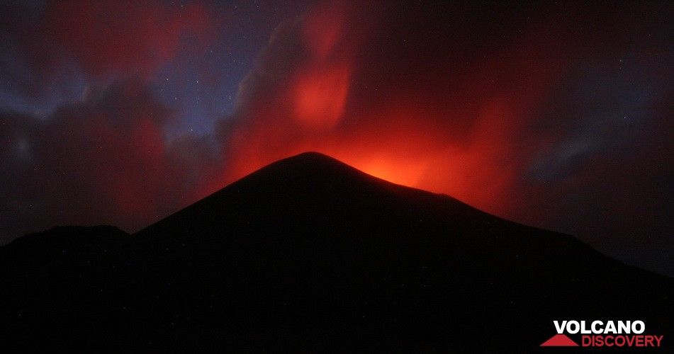 Vue de l'incandescence du volcan Yasur depuis la plaine des cendres. Tanna Sept.2010. (Yashmin Chebli, Volcano Discovery) (Photo: Yashmin Chebli)