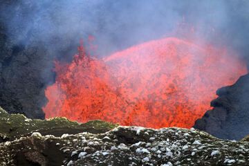 Exploding lava bubbles from the lava lake inside Marum crater, Ambrym island, Vanuatu (Photo: Yashmin Chebli)