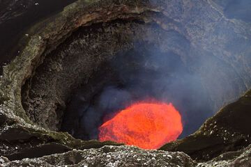 Blick in den Krater des Vulkans Marum, Ambrym, Vanuatu, mit seinem aktiven Lavasee (Photo: Yashmin Chebli)