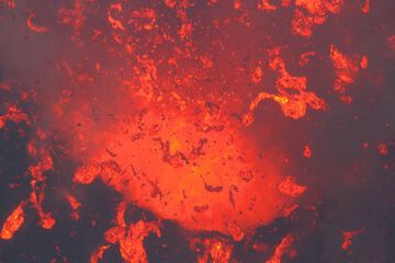 Flüssige Lavaspritzer von einem Ausbruch des Yasur-Vulkans, Tanna Island, Vanuatu (Photo: Yashmin Chebli)
