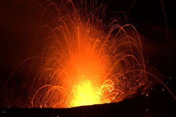Strombolian explosion at night (Yasur volcano, Tanna Island, Vanuatu) (Photo: Yashmin Chebli)