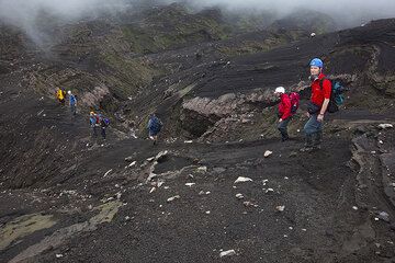 Um zum Kraterrand des Marum zu gelangen, muss man um den Krater auf die Nordseite herumwandern. Wir sind in einer spektakulären Mondlandschaft aus Asche, Erosionsrillen und (zum Glück nicht allzu frischen) vulkanischen Blöcken und Bomben. (Photo: Tom Pfeiffer)