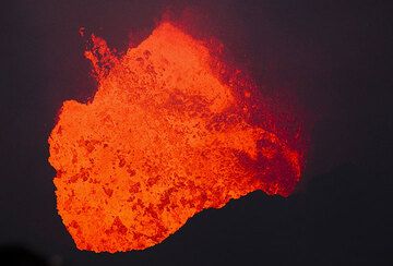 Zoom sur le lac de 20 m de largeur de lave-dessus. (Photo: Tom Pfeiffer)