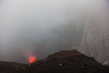 A veces, la niebla y las nubes de vapor en el cráter disminuyen y permiten ver las paredes verticales del cráter circundante. (Photo: Tom Pfeiffer)