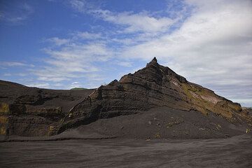 Spectacular section of old ash, witness of explosive phases of Ambrym in recent geologc history. (Photo: Tom Pfeiffer)