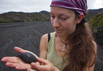 Ulla hat im Sand und Geröll des FLussbettes eine wunderschön geformte kleine Spindelbombe gefunden, die wohl vom Benbow ausgeworfen worden war.  (Photo: Tom Pfeiffer)