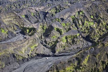 Des ravins d'érosion abrupts et de petits canyons forment les pentes extérieures du cratère Benbow. (Photo: Tom Pfeiffer)