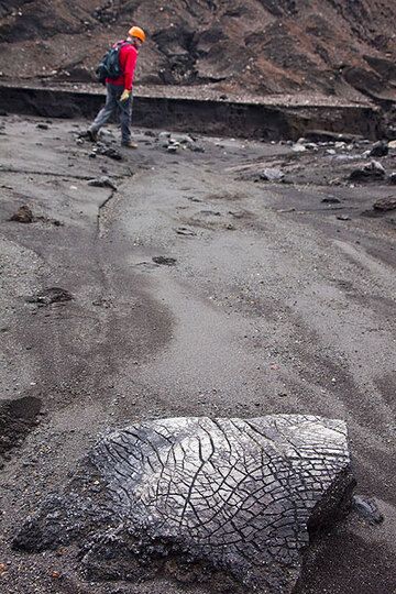 Ein Stück einer älteren Brotkrustenbombe im Krater des Benbow. (Photo: Tom Pfeiffer)
