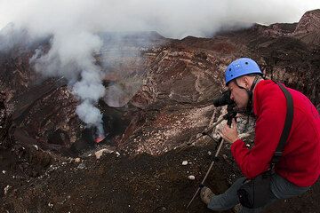 Ronny photographiant l'activité de lave dans le cratère de Benbow. (Photo: Tom Pfeiffer)