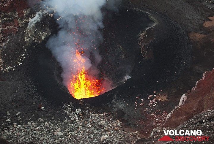Vista del pozo sur activo con una pequeña fuente de lava (volcán Benbow, Ambrym, Vanuatu) (Photo: Tom Pfeiffer)