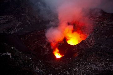 Die Glut der Lava ist so intensiv, dass auch die Wolken über dem Krater erleuchtet werden. (Photo: Tom Pfeiffer)