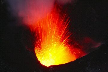 Eruption from Benbow's crater at night (Photo: Ralf Knauer)