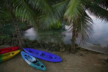 Kayaks am Strand (Photo: Tom Pfeiffer)