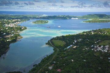 Port Vila aus der Luft (Photo: Tom Pfeiffer)