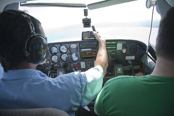 Notre pilote James a rendu l'impossible possible, et finalement, nous décollons... (Photo: Tom Pfeiffer)