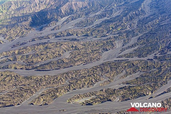 Erosionstäler an den Flanken des Benbow Kraters, die in die flache Kalderaebene führen. (Photo: Tom Pfeiffer)