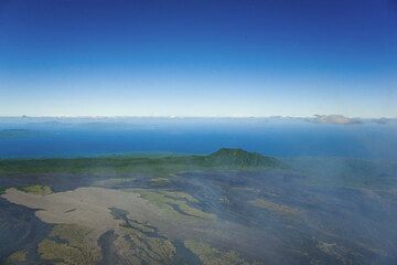Blick auf den südlichen Teil der Kaldera, wo man den braun erscheinenden Lavastrom eines Ausbruchs von 1988 erkennt. (Photo: Tom Pfeiffer)