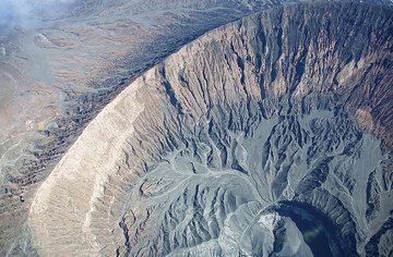 Senkrechter Blick auf einen Teil des Marum Kraters. (Photo: Tom Pfeiffer)