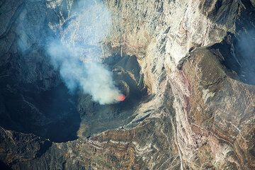 Vista chiara sul lago di lava all'interno del cratere occidentale di Marum. (Photo: Tom Pfeiffer)