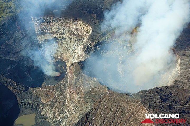 Der Lavasee in Marums Westkrater und der rauchende Niri Mbwelesu Krater, der anscheinend auch einen kleinen Lavasee enthält, rechts im Bild. (Photo: Tom Pfeiffer)