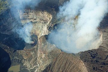 Der Lavasee in Marums Westkrater und der rauchende Niri Mbwelesu Krater, der anscheinend auch einen kleinen Lavasee enthält, rechts im Bild. (Photo: Tom Pfeiffer)